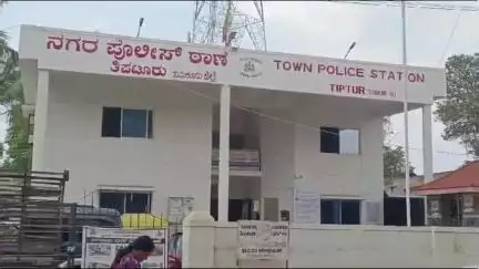 ತಿಪಟೂರು: ಘಟಕಿನಕೆರೆ ಜಾತ್ರೆಯಲ್ಲಿ ಇಸ್ಪೀಟ್ ಆಡುತ್ತಿದ್ದ ಜೂಜು ಅಡ್ಡೆ ಮೇಲೆ ಪೊಲೀಸರ ದಾಳಿ, ಸಿಬ್ಬಂದಿ ಮೇಲೆ ಹಲ್ಲೆಗೆ ಯತ್ನ