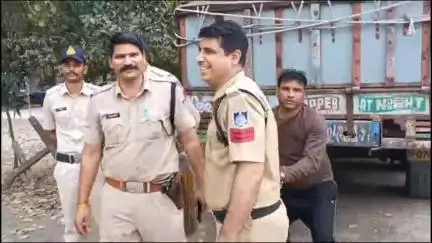 14 मामलो का निगरानी वांटेड आरोपी बनखेडी निवासी शख्स को भैरूंदा पुलिस ने गेहूँ से भरा ट्रक के साथ गिरफ्तार किया