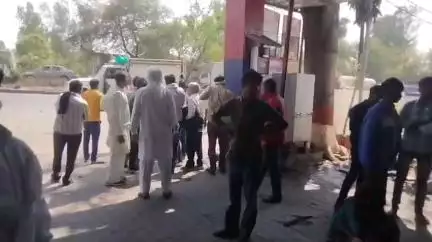 *सिंभावली थाना क्षेत्र में पेड़ से लटके मिले युवक के शव, को लेकर पीड़ित परिजनों ने दबंग कोल्हू संचालक पर हत्या करने का आ