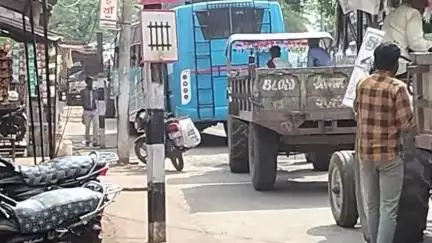 9:4am rajwas ki or ja rahi yatri bus 
khurai ke gadoula naka railway gate number 8 ka drishya. 
bus ke uper baithe yatri