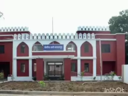बल्लारपूर: शहरातील रेल्वे स्थानक येथे रेल्वेतून अवैध दारू आणताना जीआरपी रेल्वे पोलिसांनी केली एका दारू तस्कराला अटक