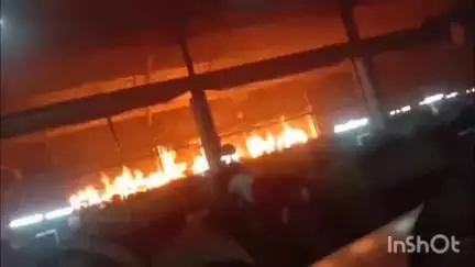 উলুবেড়িয়া ২: বৃহস্পতিবার ভোররাতে বাউরিয়া জুট মিলে আগুন ঘটনাস্থলে দমকলের দুটি ইঞ্জিন