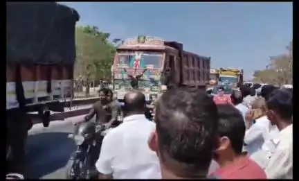 నార్కెట్​పల్లి: మాజీ మంత్రి కేటీఆర్ పర్యటన నేపథ్యంలో నార్కట్పల్లిలో భారీగా ట్రాఫిక్ జామ్