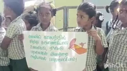 மேலூர்: நாவினிப்பட்டியில் உலக சிட்டுக்குருவி தினத்தை ஒட்டி மாணவர்களின் விழிப்புணர்வு ஊர்வலம்
