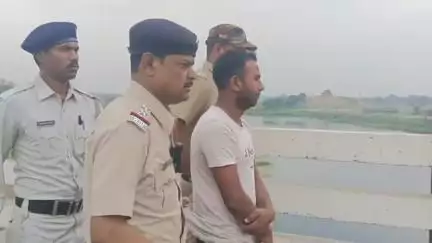 কৃষ্ণনগর ২: নিজের চার বছরের শিশু কন্যাকে ব্রিজ থেকে ফেলে মেরে ফেলার ঘটনায় ধৃত বাবাকে সঙ্গে নিয়ে ঘটনার পুনঃনির্মাণ করল পুলিশ