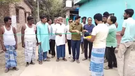 চাঁচল ১: মাস্তি পাড়ায় জেলা পরিষদের উদ্যোগে কংক্রিটের ঢালায় রাস্তার কাজের সূচনা করলেন জেলা পরিষদের সহ-সভাপতি