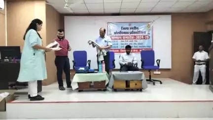 #जिला स्तरीय ओलंपिक प्रतियोगिता में प्रथम स्थान प्राप्त बालक बालिकाओं को प्रमाण पत्र देते हुए कलेक्टर डॉ बेडेकर