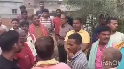 मंडरो: मिर्जाचौकी गांधीग्राम में देर रात पांच घरों में लगी आग, बीडीओ मेघनाथ उरांव और प्रभारी प्रमुख शिलादेवी ने की जांच