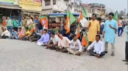 বামনগোলা: বারুইপুরে বিরোধী দলনেতাকে হেনস্থার প্রতিবাদে বামনগোলাই পথ অবরোধ BJP-র