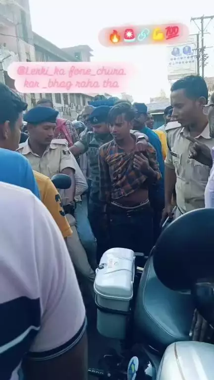 hajipur mahnar rod bidupur bazar nikamal ke samne ledis ka fone chura kar bhag rha tha waisehe chor ko112wala publicpcrl