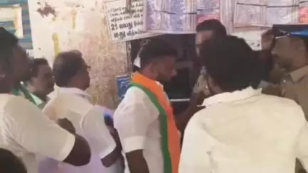கறம்பக்குடி: வெட்டன் விடுதி டாஸ்மார்க் கடையில் தமிழக அமைச்சர் செந்தில் பாலாஜி மற்றும் தமிழக முதலமைச்சர் புகைப்படத்தை ஒட்டிய BJP யினர் கைது