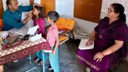 ईसपुर: सांसद मोबाइल स्वास्थ्य सेवा ने पंडोगा में लगाया नि:शुल्क स्वास्थ्य जांच शिविर, 90 ग्रामीणों की की गई स्वास्थ्य जांच
