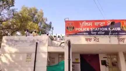 ਮੌੜ: ਮੌੜ ਥਾਣਾ ਪੁਲਿਸ ਨੇ ਕਿਸਾਨਾਂ ਨੂੰ ਡਿਟੇਲ ਕੀਤਾ ਥਾਣੇ ਛੱਤ ਚੜ ਕਿਸਾਨਾਂ ਨੇ ਕੀਤੀ ਨਾਰੇਬਾਜੀ