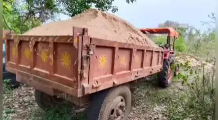 करौं: जिला खनन पदाधिकारी ने करो थाना में तीन ट्रैक्टर चालकों और मालिकों के खिलाफ मामला दर्ज कराया, पुलिस जांच कर रही है