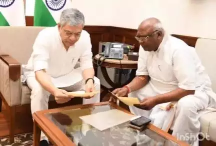 सामरी के पूर्व विधायक और सरगुजा के सांसद चिंतामणि महाराज ने नई दिल्ली में केंद्रीय रेल मंत्री से की मुलाकात