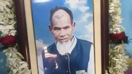 জয়পুর: জয়পুর ব্লক তৃণমূলের বর্ষীয়ান নেতা ইউনুস আলি কোটাল পরলোক গমন করেন,তার প্রতিকৃতিতে ফুল দিয়ে শ্রদ্ধা জানালেন নেতাকর্মীরা