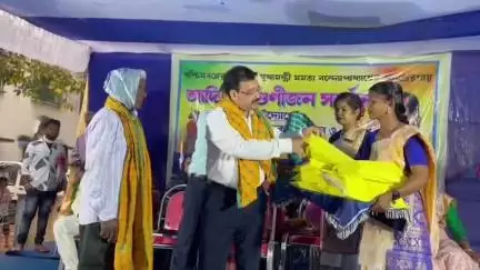 মহম্মদবাজার: মহম্মদ বাজার ব্লক অফিসে জেলা প্রশাসনের পক্ষ থেকে মাঝি বাবা ও আদিবাসী গুণীজনদের সংবর্ধনা দেয়া হলো