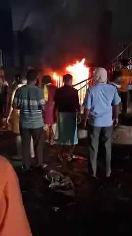 दुर्गा मंदिर अगिआंव  सिंगर दुकान आग लग गया हे