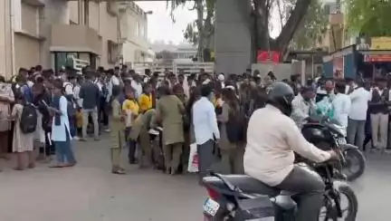 ಚಿಕ್ಕೋಡಿ: ಎಸ್ಎಸ್ಎಲ್‌ಸಿ ಪರೀಕ್ಷೆ, ಪಟ್ಟಣದ ಪರೀಕ್ಷಾ ಕೇಂದ್ರಕ್ಕೆ ಬಂದ ವಿದ್ಯಾರ್ಥಿಗಳಿಗೆ ಹೂ ನೀಡಿ ಸ್ವಾಗತಿಸಿದ ಡಿಡಿಪಿಐ ಸೀತಾರಾಮು