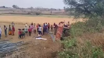 चंपागढ़ के भालसुम गांव के समीप ट्रैक्टर पलटने से दो युवकों की मौत चंपागढ़ @