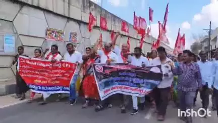 పొన్నూరు: అర్హులైన పేదలకు ఇళ్ల స్థలాలు కేటాయించి, ఇళ్ల నిర్మాణం చేపట్టాలి: పెదకాకానిలో నిరసన ర్యాలీ నిర్వహించిన సిపిఐ నేతలు