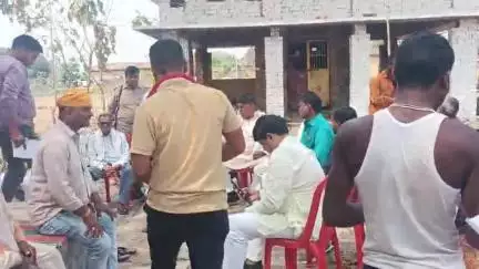 ग्राम पंचायत मलेवर नौगढ़ चंदौली में विकास कार्यो में लापरवाही पर अधिकारी से फोन पर बात करते माननीय विधायक श्री कैलाश जी