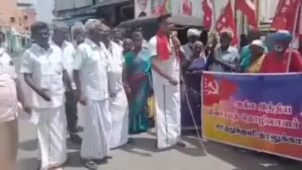 ஊத்துக்குளி: ஊத்துக்குளி ஊராட்சி ஒன்றிய அலுவலகம் முன்பாக விவசாய தொழிலாளர் சங்கம் சார்பில் முற்றுகை போராட்டம் நடைபெற்றது