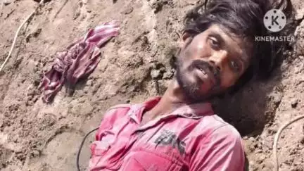 నర్సింహులపేట: కొమ్ములవంచ గ్రామానికి చెందిన పార్నంది మోహన్ ఆకేరు వాగులో చేపల వేటకు వెళ్లి ప్రమాదవశాత్తు కరెంట్ షాక్‌తో మృతి