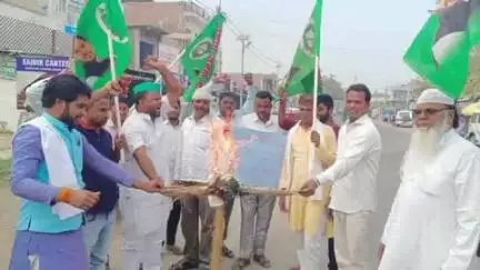 इसुआपुर: थाना चौक पर राजद कार्यकर्ताओं ने मुख्यमंत्री का फूंका पुतला