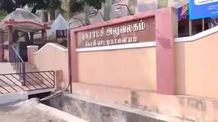 கோபிசெட்டிபாளையம்: நகராட்சி அலுவலகத்தில் நகர மன்ற கூட்டம் நடைபெற்றது இதில் அதிமுக கவுன்சிலர்கள் 13 பேர் கூட்டத்தை விட்டு வெளியேறினர்