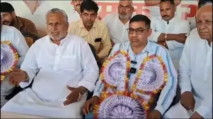 नाथूसरी चौपटा: ऐलनाबाद के विधायक भरत सिंह बैनीवाल ने महिला और बच्चे की जान बचाने वाले दो लोगों को चोपटा में सम्मानित किया