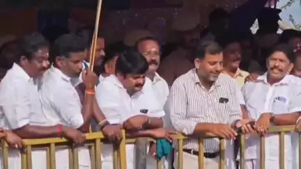 இலுப்பூர்: கீழக்குறிச்சி ஜல்லிக்கட்டு போட்டிகள் நிறைவு பெற்றன கடைசி வரை போட்டியை பார்த்து பரிசுகளை வழங்கிய Ex அமைச்சர் விஜயபாஸ்கர் MLA