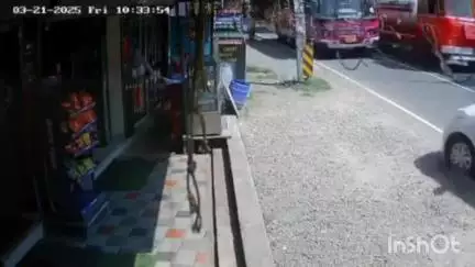 വൈക്കം: തലയോലപ്പറമ്പിൽ ബസ്സിനെ ഇടിക്കാതിരിക്കാൻ വെട്ടിച്ച കാർ വൈദ്യുതി പോസ്റ്റിൽ ഇടിച്ചതിന്റെ സി.സി.ടി.വി ദൃശ്യങ്ങൾ പുറത്ത്