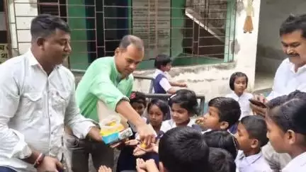 কেতুগ্রাম ২: অবসরের দিন পড়ুয়াদেরকে পরিবেশের ভারসাম্য বজায় রাখার বার্তা দিতে চারাগাছ বসালেন কেতুগ্রাম-২ অবর বিদ্যালয় পরিদর্শক