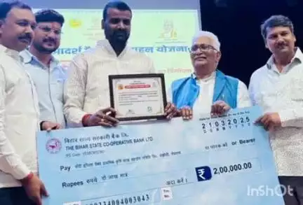संझौली: संझौली प्रखंड के चाँदी इंग्लिश पैक्स के अध्यक्ष विजय राय को सहकारिता मंत्री ने किया सम्मानित, लोगों ने दी बधाई