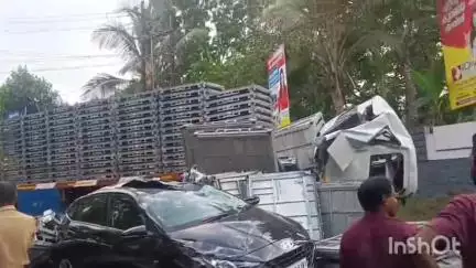 വൈക്കം: കുറുപ്പന്തറ മുട്ടുചിറയ്ക്ക് സമീപം പട്ടാളമുക്ക് വളവിൽ കണ്ടെയ്നർ ലോറി കാറിന്റെ മുകളിലേക്ക് മറിഞ്ഞ് അപകടം