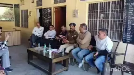 दादासिबा: संसारपुर टेरेस में कानून विद्यालय अभियान के अंतर्गत चौकी प्रभारी ने ट्रक यूनियन के सदस्यों को किया जागरूक
