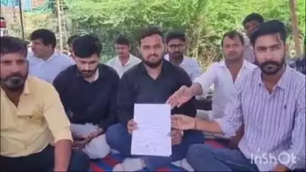 देलवाड़ा: देलवाड़ा में नेगड़िया टोल के पास ग्रामीण अनिश्चितकालीन धरने पर बैठे