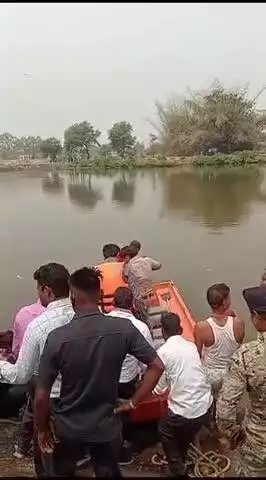 gram salheghori me ak youvak talab ke bicho bicha par karte huye apni jan leli