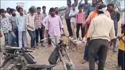అల్లాదుర్గం: టేక్మాల్ మండల కేంద్రంలో మద్యం మత్తులో టీవీఎస్ ఎక్సెల్ నిప్పు పెట్టిన వ్యక్తి.,. భయాందోళనలకు గురైన ప్రజలు