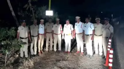 ఎం తుర్కపల్లి: జేతిరామ్ తండా కెనాల్ వద్ద రోడ్డు ప్రమాదాల నివారణకు బారికేడ్లు ఏర్పాటు చేసిన పోలీసులు