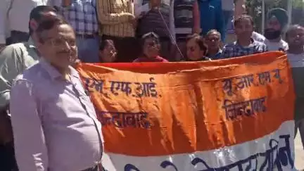 जगाधरी वर्कशॉप उत्तर रेलवे मजदूर यूनियन ने ओ पी एस के समर्थन में रेल कारखाना के गेट से वर्कशॉप स्टेशन तक निकाली रैली