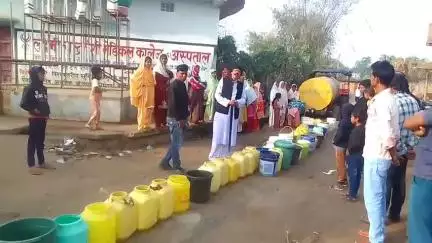 विश्रामपुर नप पदाधिकारी सोमा खंडेत पानी की समस्या शीघ्र पहल की। लोगों ने दी बधाई। समाजसेवी पेंटर जिलानी विश्रामपुर पलामू