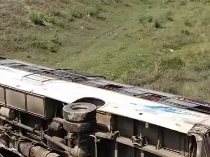 Sitamarhi ke mohini mandal gumti ke pass bus ki hui bhayank accident