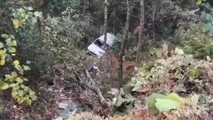 মিরিক: মিরিকের ঘেয়াবাড়িতে পাহাড়ের খাদে পড়ল গাড়ি, মৃত 2