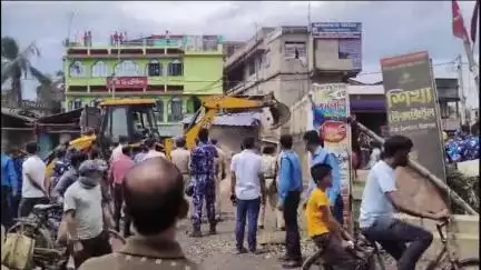সুতাহাটা: হাইকোর্টে নির্দেশে কড়া নিরাপত্তার মধ্য দিয়ে রাস্তা সম্প্রসারণের জন্য  চৈতন্যপুর বাজারে দোকান ভাঙলো প্রশাসন