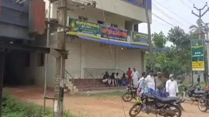 பட்டுக்கோட்டை: பட்டுக்கோட்டை சுற்றுவட்டார பகுதிகளில் தொடர் திருட்டில் ஈடுபட்டு வந்த 2 பேர்மீது குண்டர் சட்டம் பாய்ந்தது