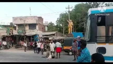 గుర్రంపోడు: గుర్రంపోడులో మద్యం మత్తులో మందుబాబు హాల్‌చల్
