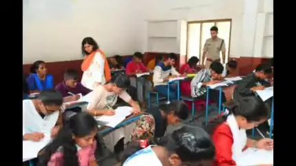 అనుముల: హాలియాలోని ఓ ప్రైవేటు పాఠశాలలో 10వ తరగతి పరీక్షా కేంద్రాన్ని ఆకస్మికంగా తనిఖీ చేసిన జిల్లా కలెక్టర్