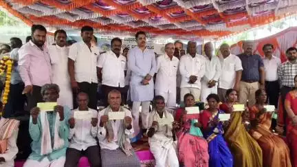 ಮಧುಗಿರಿ: ಪಟ್ಟಣದಲ್ಲಿ ಹಾಲು ಉತ್ಪಾದಕರಿಗೆ ಚೆಕ್ ವಿತರಿಸಿದ ತುಮುಲ್ ಅಧ್ಯಕ್ಷ ಹೆಚ್ ವಿ ವೆಂಕಟೇಶ್